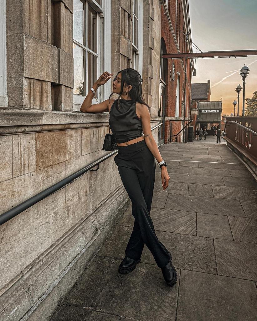 Chic Look with Sleek Black Jeans