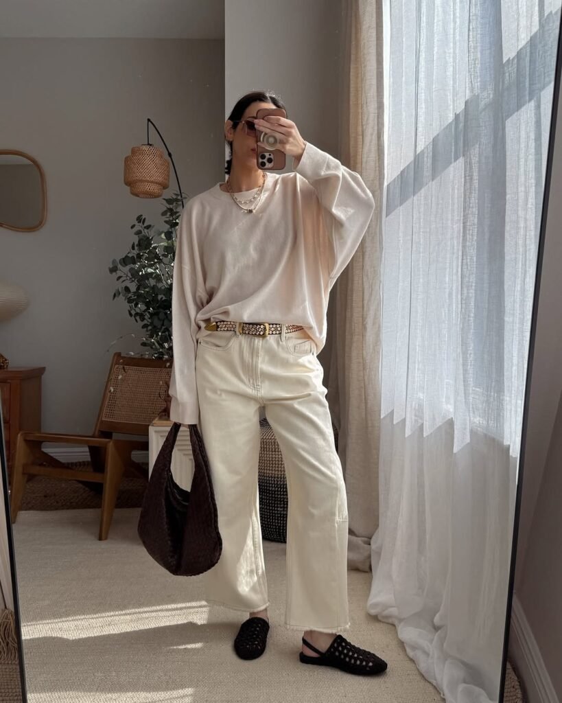 What to Wear with Ecru Jeans to Keep Your Outfit Light and Stylish