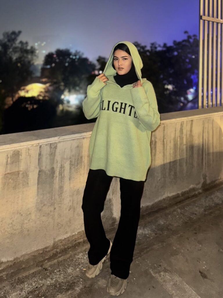 What To Wear With Hoodie Girl